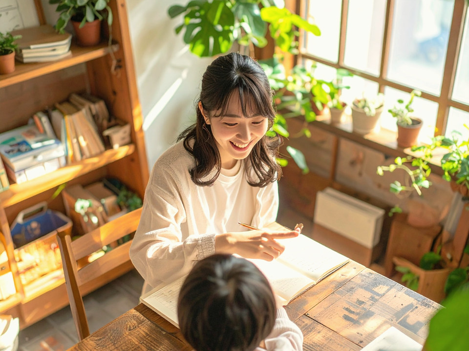 明るい教室で生徒に教える講師